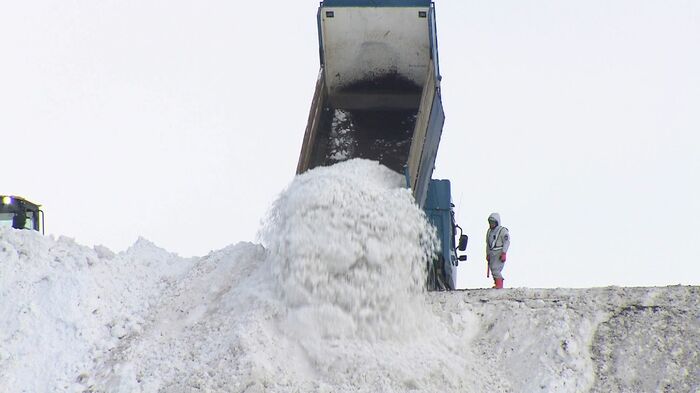 雪を大量に載せたトラックが続々と堆積場に到着