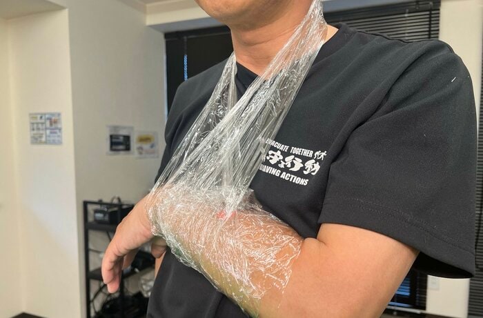 三角巾のように吊ることも（特集班撮影）