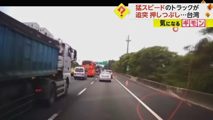 車内からの映像。トラックが高速道路を走っている(IHA)
