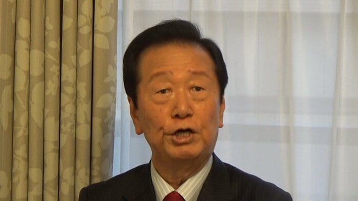 取材に応じる小沢氏（8日）