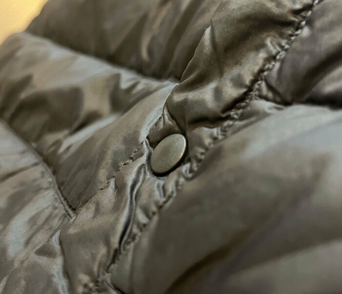 薄いボタンが付いた製品は重ね着してもかさばりにくい（特集班撮影）