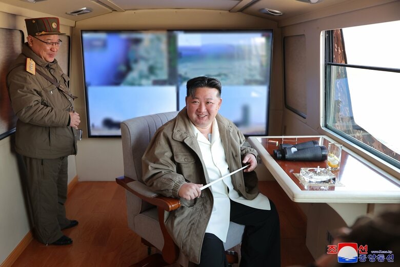 金正恩総書記最新型地対空ミサイル視察で笑顔「誇るべき戦闘的性能」試験発射成功と北朝鮮メディア｜FNNプライムオンライン