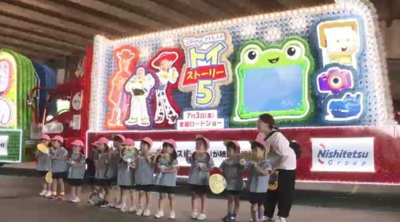 博多どんたく港まつり「にしてつ花自動車」お披露目　園児らが点灯式　5月2日～4日に福岡市中心部を走行｜FNNプライムオンライン