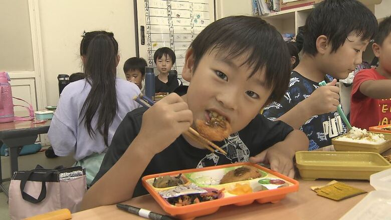 「毎日、弁当作るの大変」夏休みの児童クラブで「昼食提供」日替わりメニュー440円　保護者の約4割「注文する」｜FNNプライムオンライン