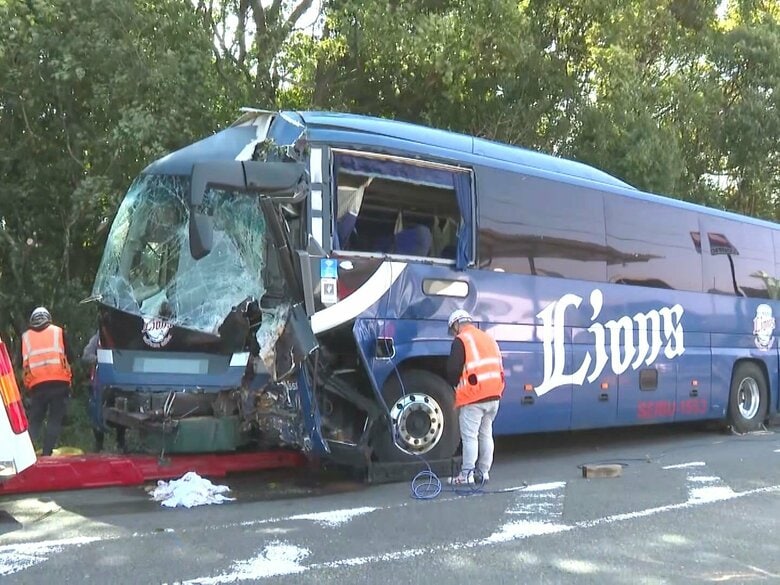 乗客「急に衝撃が」…「西武観光バス」の夜行バスが防風林に突っ込み57歳運転手が死亡した 事故現場に目立ったブレーキ痕なし｜FNNプライムオンライン