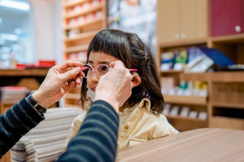 「ブルーライトカット眼鏡」は子どもの成長に悪影響…大人の場合は? 日本眼科医会に聞いた｜FNNプライムオンライン