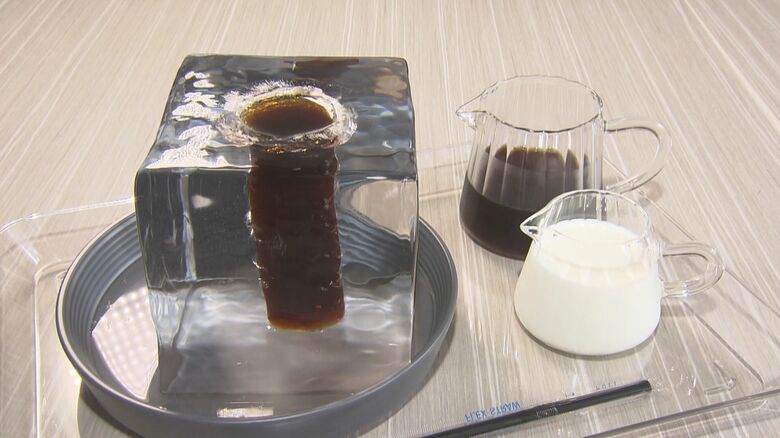 氷店が本気出したらこうなった…正真正銘“氷”が器の『アイスコーヒー』15cm角のものを業務用ドリルで削る｜FNNプライムオンライン