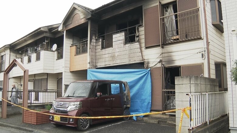 アパート火災で消防車など8台出動　母親と息子2人が暮らす部屋で1人死亡　連絡取れない母親か　埼玉・富士見市｜FNNプライムオンライン