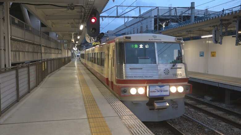 「午前2時から並んだ」 立山黒部アルペンルート全線開通初日、電鉄富山駅に100人超の行列　新列車「スーパーたてやま」にインバウンド続々｜FNNプライムオンライン