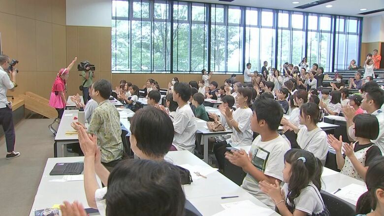 児童たちが夏休みに『大学』で学ぶ　『ポジティブ番長』やオルタナティブスクールの校長が講師　『子ども大学くまもと』開催｜FNNプライムオンライン