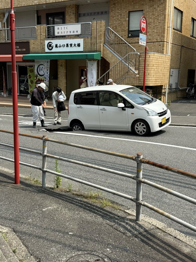 北九州市で県道が陥没　車の後輪が穴にはまり一時立ち往生　武内市長が現場視察「復旧を急ぐよう指示」　福岡｜FNNプライムオンライン