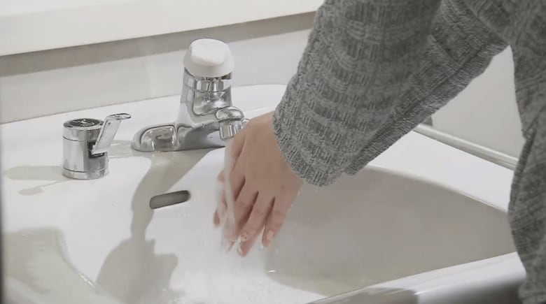 「1日10回では不十分」手洗い・消毒に専門家が指摘…手指衛生が必須の”5つのタイミング”とは｜FNNプライムオンライン