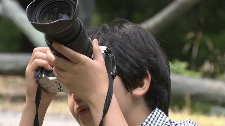 「一眼レフ」を手に、秋篠宮さまから指導を受けられる悠仁さま(2020年)