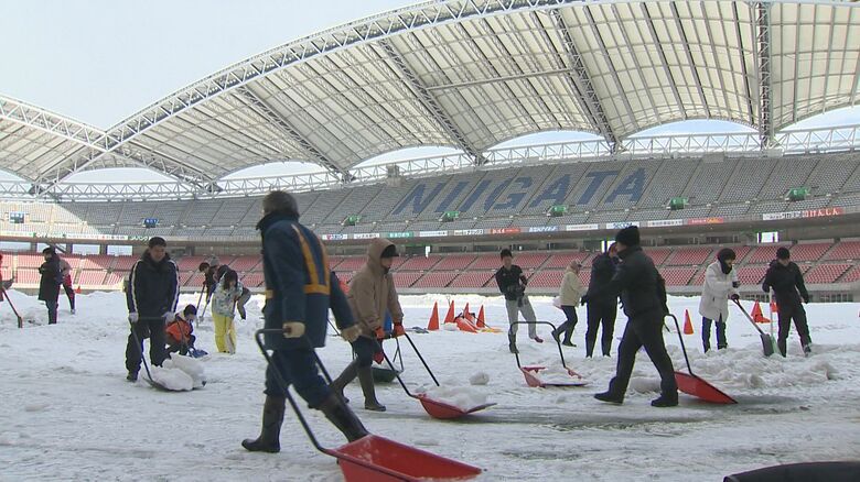 スタジアムの雪かきにサポーターも協力