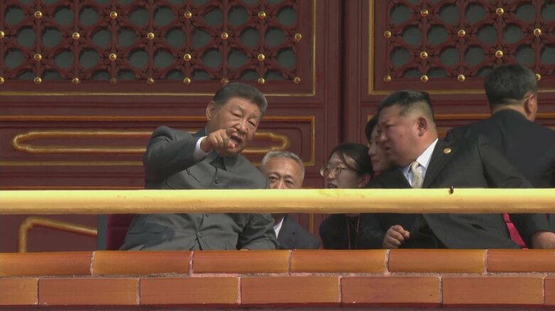 金正恩総書記に説明する習近平国家主席