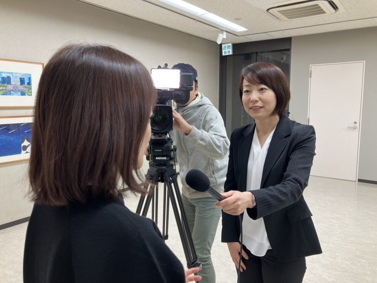 若木記者（右）「核抑止力は必要と考える広島市民は一定層いる」