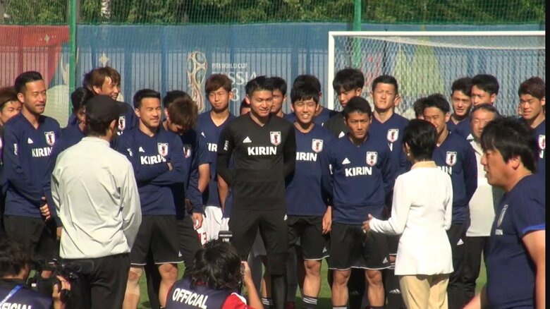 ロシア大会で、本田圭佑選手ら日本代表を激励される久子さま（2018年6月 ロシア）