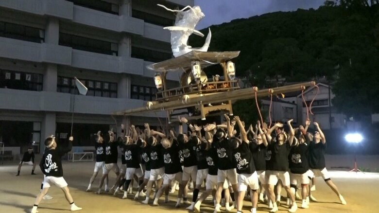 7月下旬の稽古では山飾がまっすぐ上がらなかった