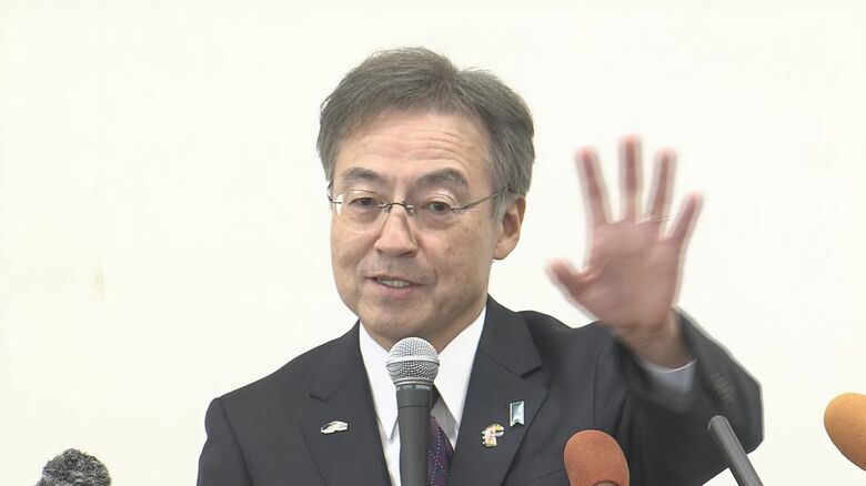 辞職表明では、どこか晴れやかな表情に…