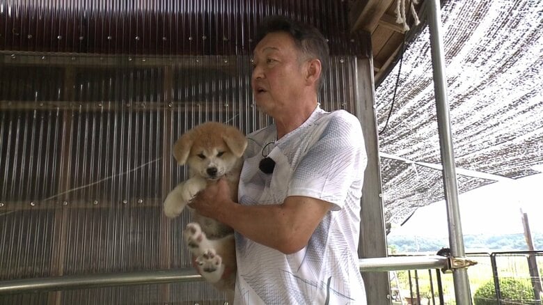 抱き方のこつを紹介する能代幸寿荘・本瀬純一代表