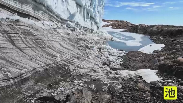 南極の氷が解けて池ができていた