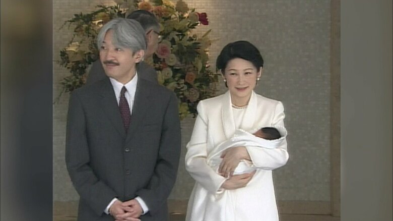 2006年9月　紀子さまと一緒に退院された生後間もない悠仁さま