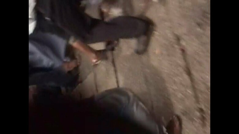 治安部隊の突入を受けた市民は混乱に…長井さんはこの直後に銃撃されたとみられる