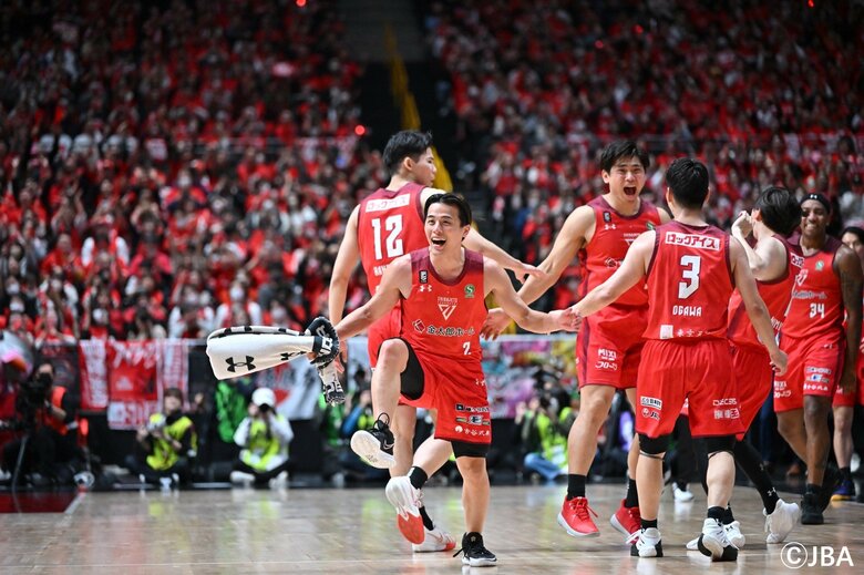 喜びあう富樫勇樹ら千葉ジェッツの選手たち（16日、さいたまスーパーアリーナ）