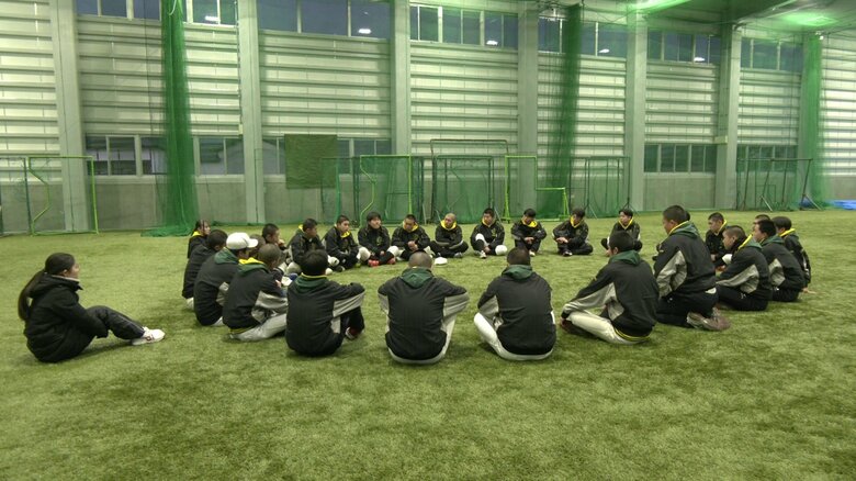 ミーティングで意思統一を図る選手たち