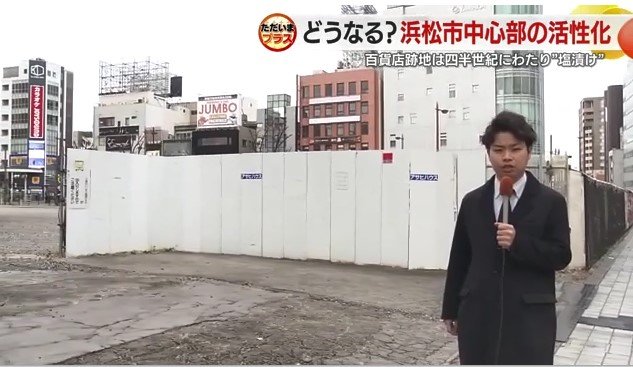 松菱跡地前に立つ落合記者