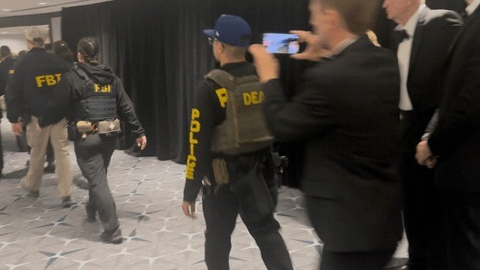 事件直後に宴会場内に入るFBI捜査官ら　筆者撮影