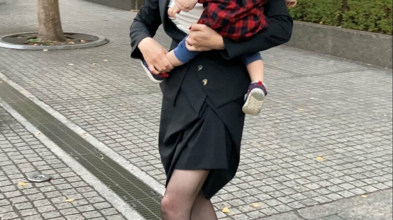 裁判を終えたAさんとDちゃん（東京家裁前）