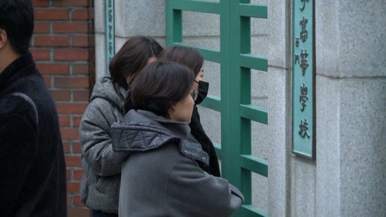 大学修学能力試験の際には会場の外には受験生の家族の姿も見られる（2023年11月）