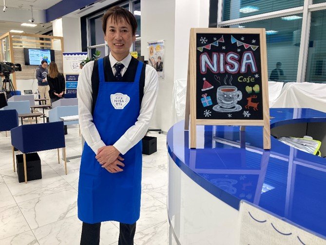 みずほ銀行NISAカフェ　支店長がエプロン姿で出迎え