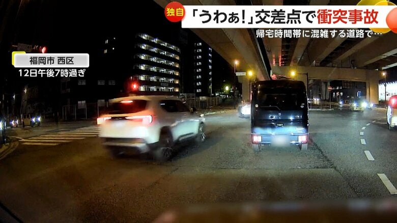 直進する車と右折しようとした車による衝突事故の瞬間（12日午後7時過ぎ、福岡市・西区）①