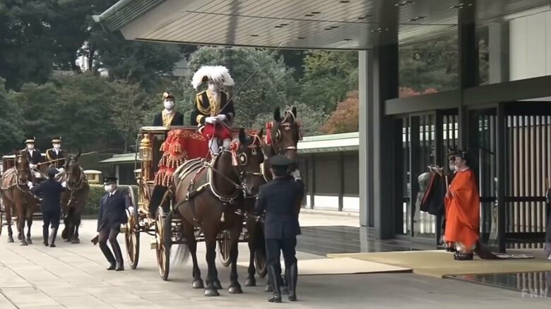 「岸菖」が輓く馬車列と秋篠宮さま(2020年）