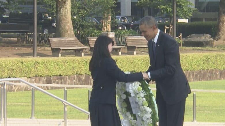 オバマ大統領（当時）に花輪を手渡す並川さん