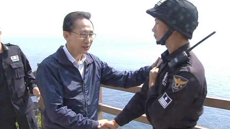 2012年8月　竹島に上陸し、警備隊と握手する韓国の李明博大統領（当時）