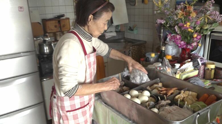 自宅でおでんの仕込みをする妻・タイ子さん