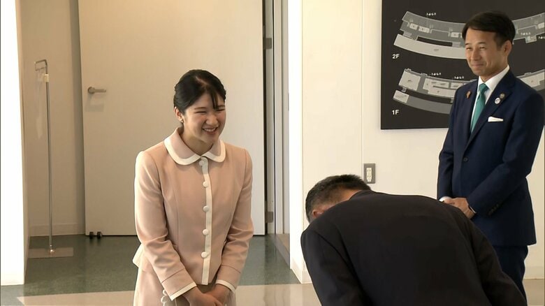 初の地方公務で佐賀スタジアムに入られる愛子さま　2024年10月11日