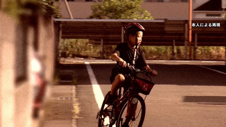 本人再現　自転車を方向転換し…