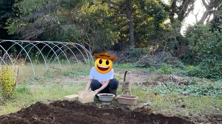 畑仕事をしているときにもやってくる