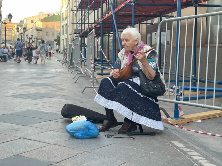 街には歌を歌ったり楽器を奏でる人の姿もあった