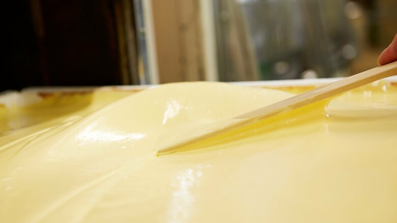 カステラの製造過程（提供：文明堂東京）