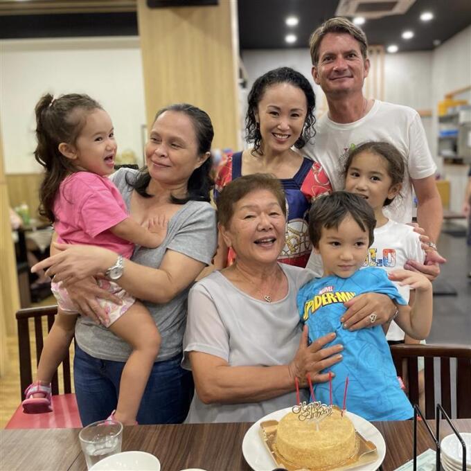 大井さんがいつも頼りにしている実母とヘルパーさん。シンガポールではワーママの大多数がヘルパーを雇っている