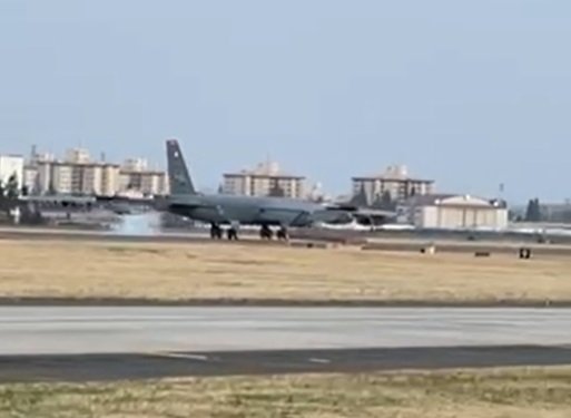 横田基地に三日間に渡り展開していた米空軍B-52H大型爆撃機。(視聴者提供映像より)