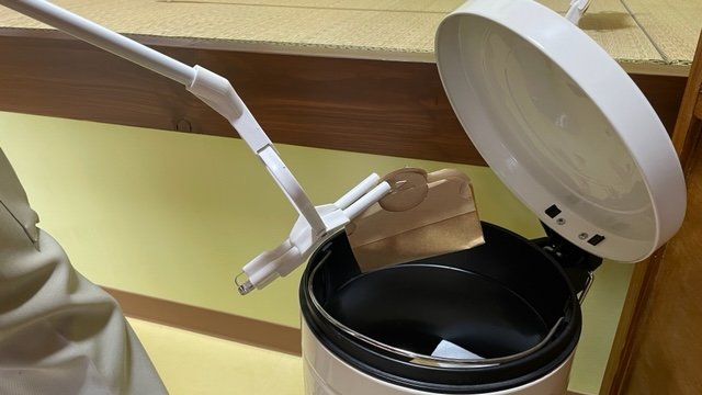 シートをつまんでゴミ箱に捨てる（提供：浜村拓志さん）