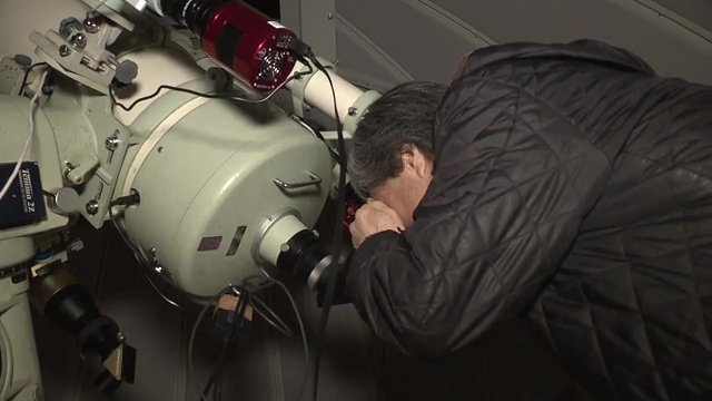 星空を観察する岸さん