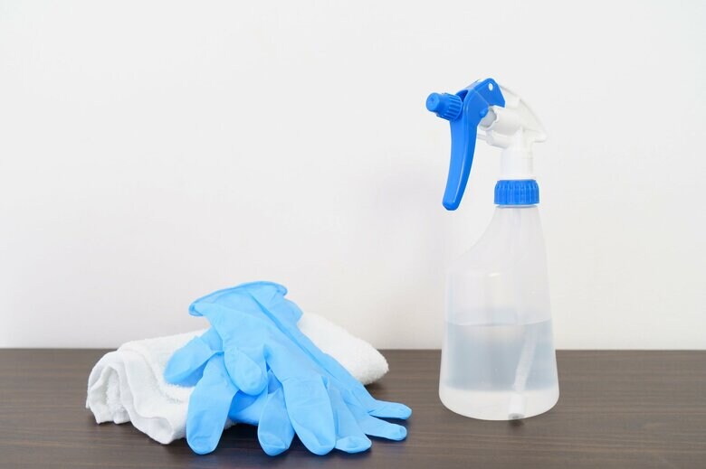 消毒用エタノールと霧吹きを揃えておくと便利（画像はイメージ）