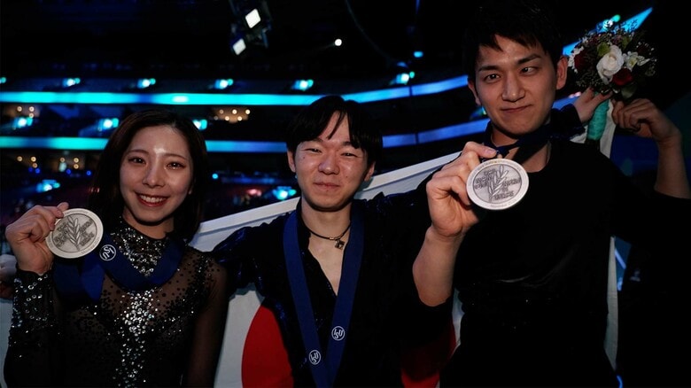 男子フリー後に行われた“りくりゅう”表彰式、鍵山優真も一緒に